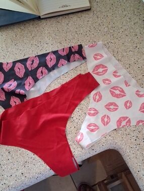 3-Pack Seamless Thong Panties - Red, Pink Kiss Print, Pink on Black